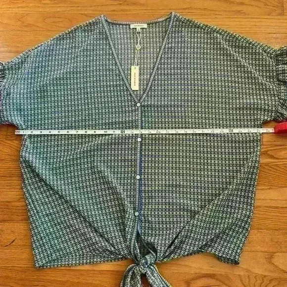 NWT Max Studio Women’s plus size crepe tie front blouse. Size 1 X - Picture 11 of 11